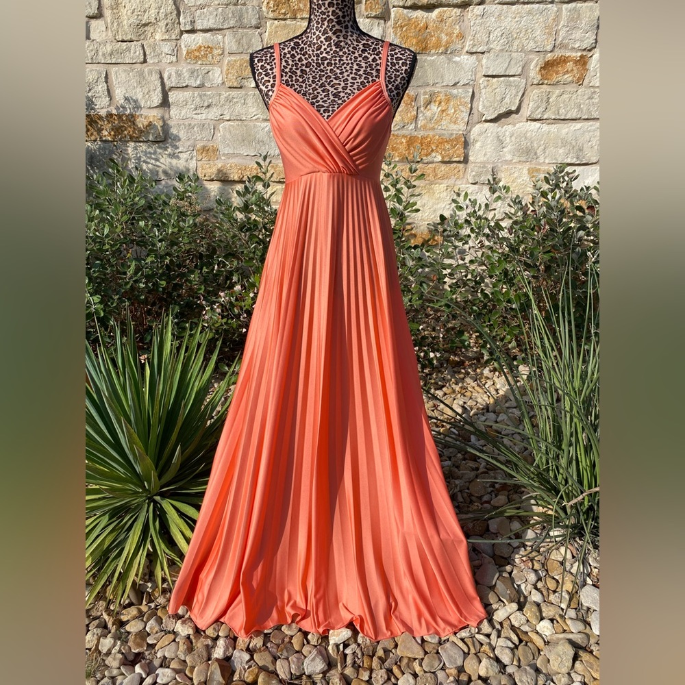 Graceful, accordion pleated Maxie dress 🍑